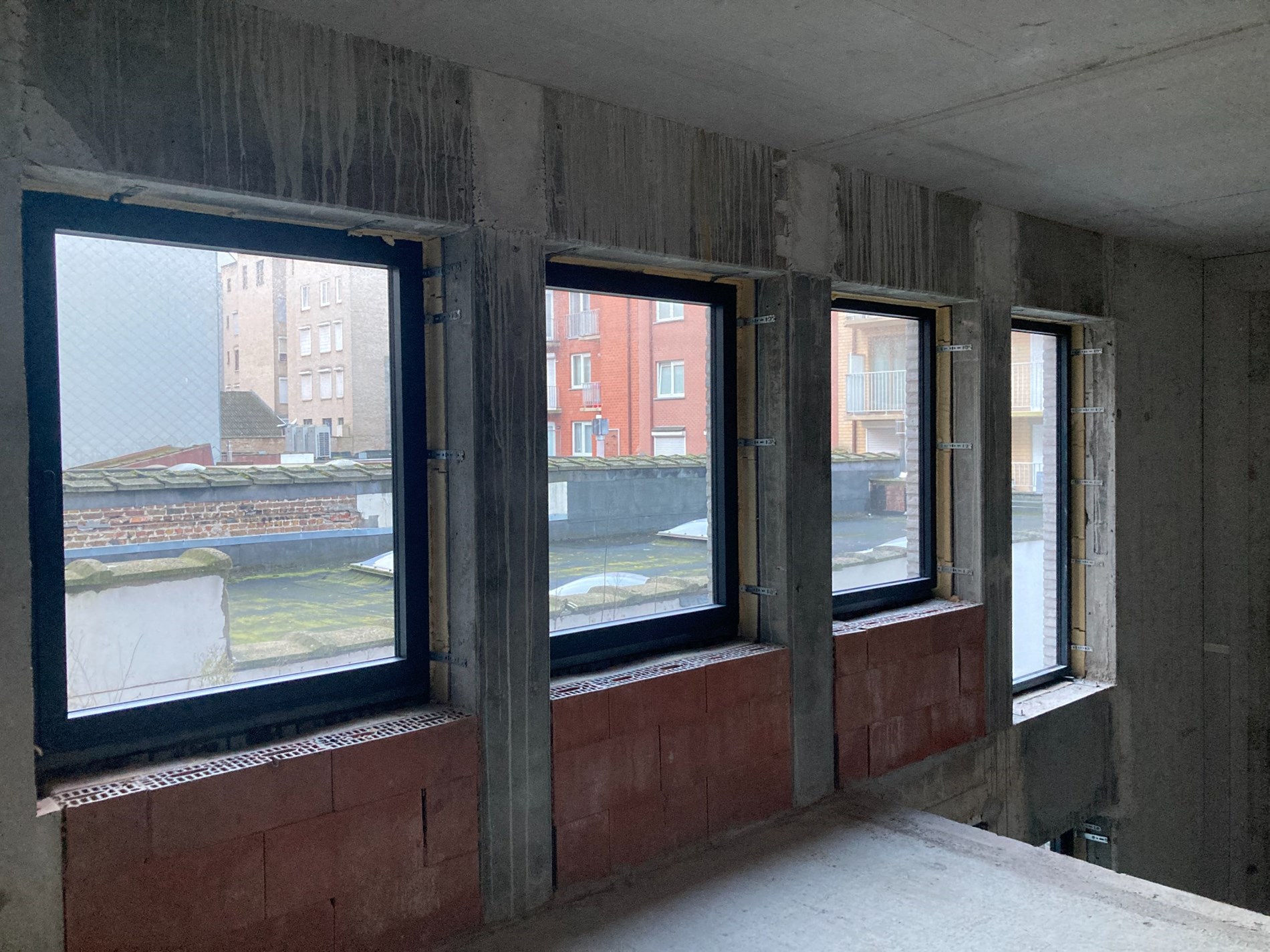 Local commercial avec mezzanine et beaucoup de luminosité situé dans une résidence neuve dans un emplacement de choix sur la Lippenslaan à Knokke. 