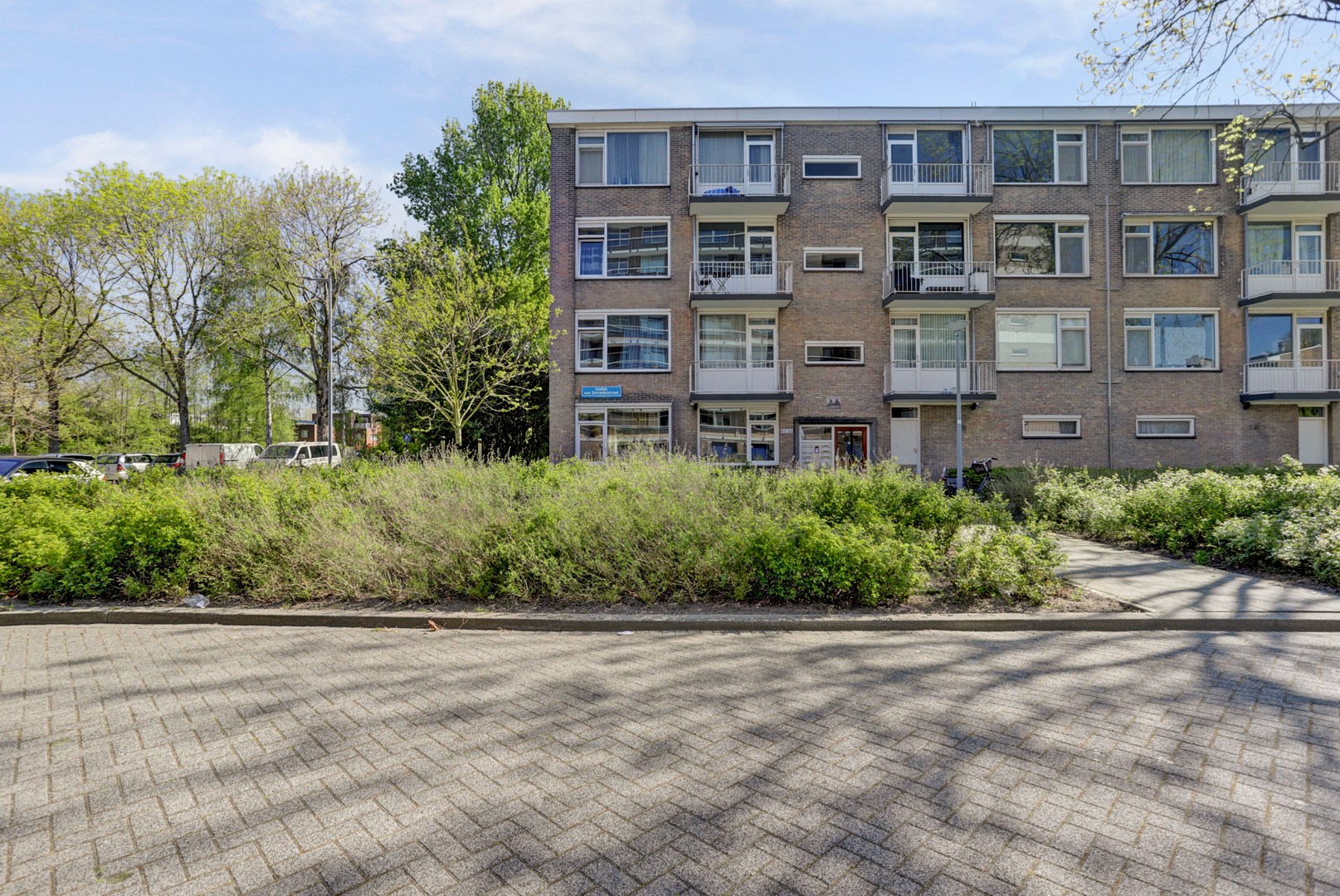Bijna 100 m² gelijkvloers woonplezier op de begane grond met terras van ca. 36 m².  Deze 3- (voorheen 5) kamerwoning is gelegen op eigen grond! 