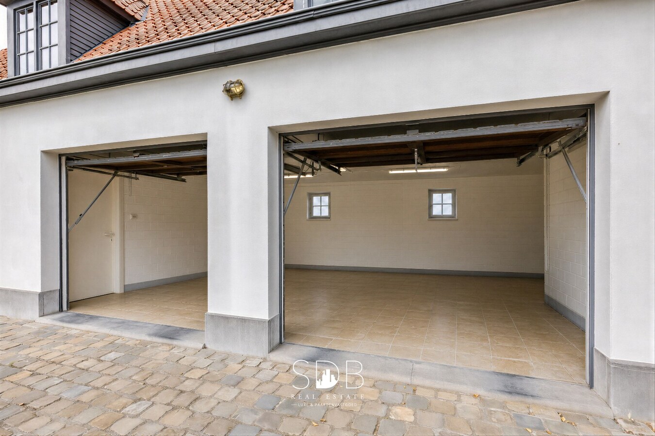 Landelijke villa met bijgebouwen en graslanden op 23.740m² 