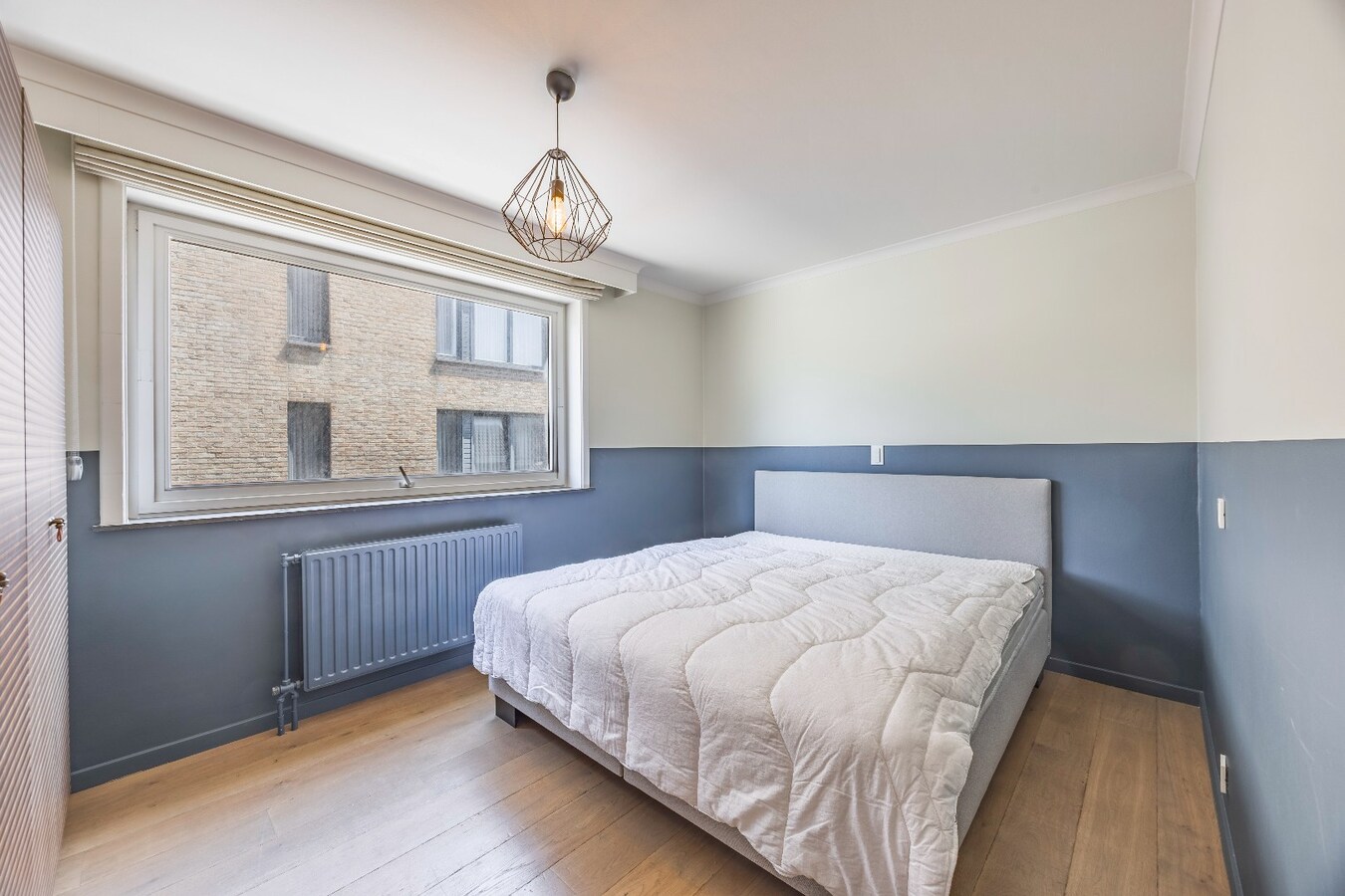 Instapklaar hoekappartement met 2 slaapkamers en open uitzicht nabij de zeedijk in Heist. 