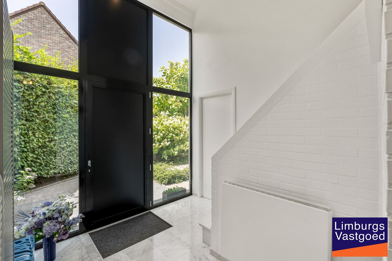 Moderne architectenwoning met mooie tuin en zwembad, 5 slaapkamers in Hasselt, OB op 8a12ca in doodlopende straat 