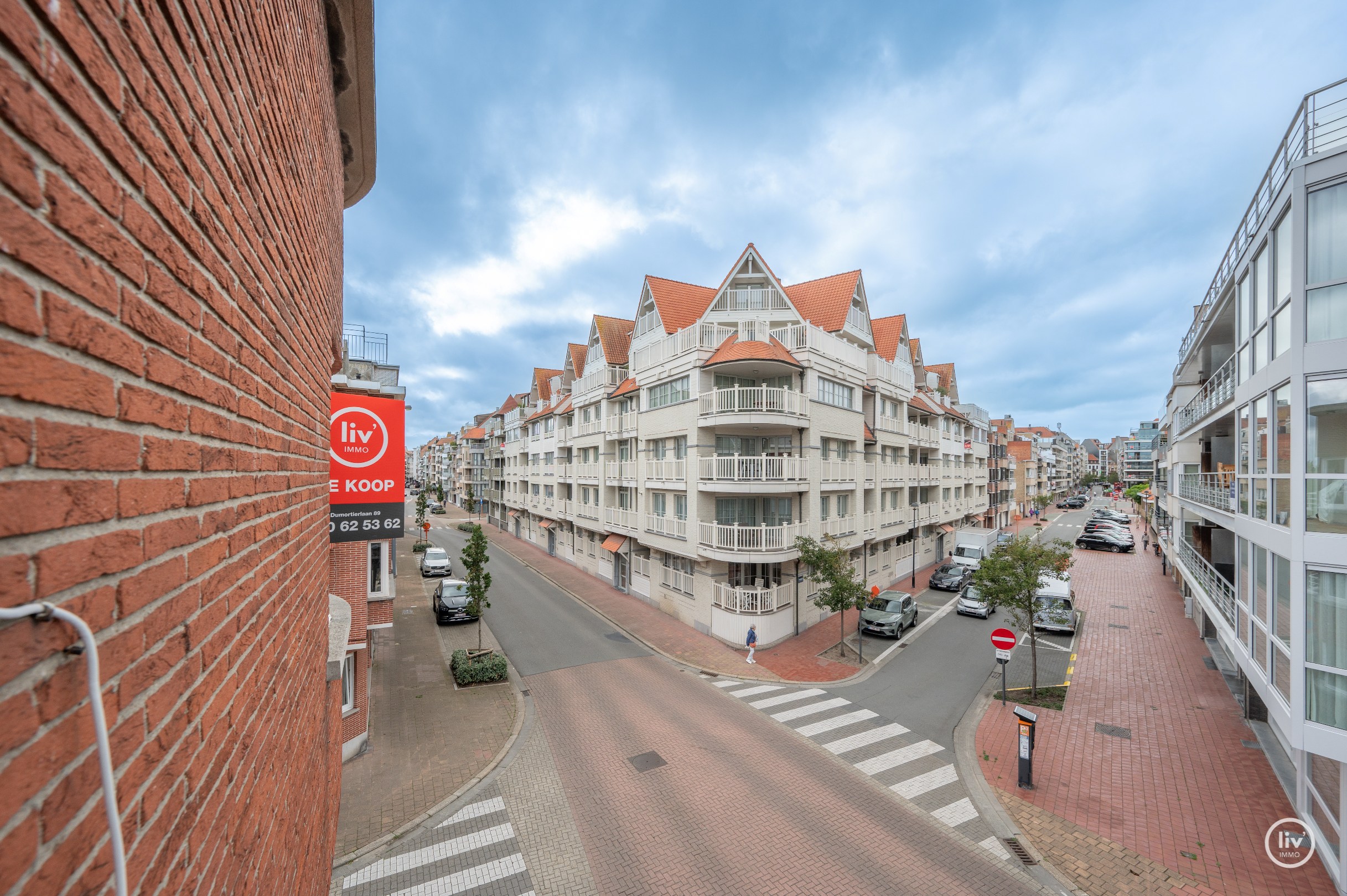L'appartement d'angle est idéalement situé sur la Zoutelaan à Knokke, à proximité des magasins, de la plage et de toutes les commodités. 