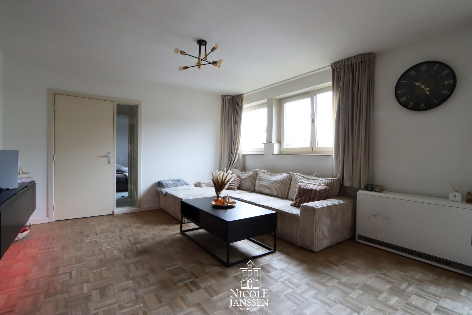 Woonkamer met veel lichtinval