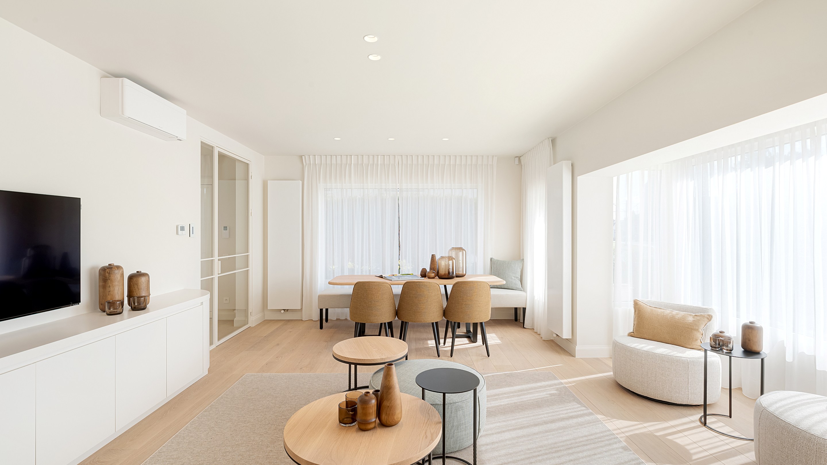 Op een uitmuntende locatie in Duinbergen, op wandelafstand van het strand en de duinen, bevindt zich deze prachtig en hoogwaardig gerenoveerde koppelvilla. 