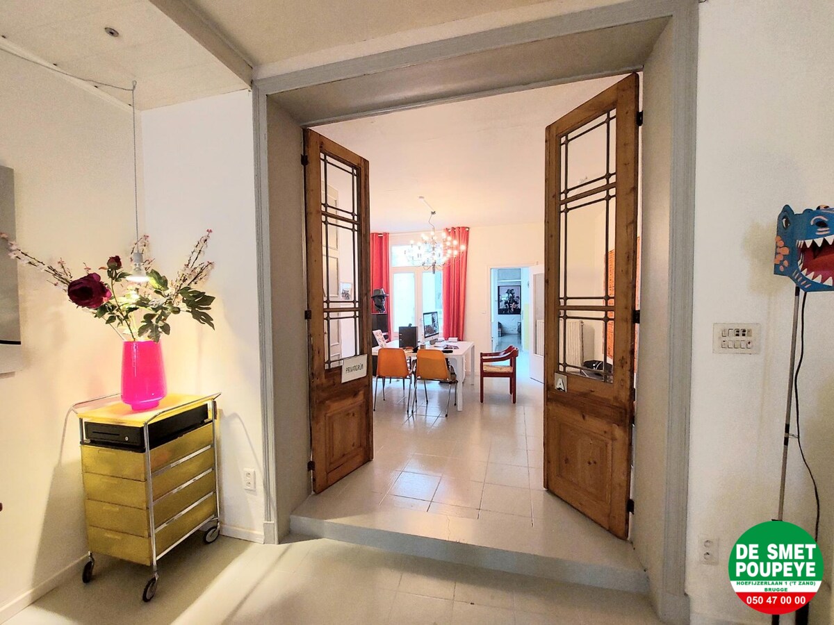 Commerciële winkelruimte met bovenliggend appartement 