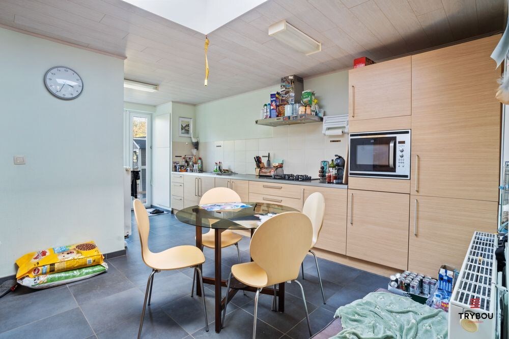 Centraal gelegen starterswoning op ruim perceel van 1658 m² 