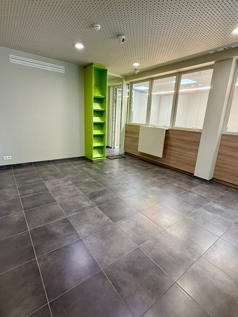 Modern handelpand/kantoor in centrum Oostakker (Gent) 