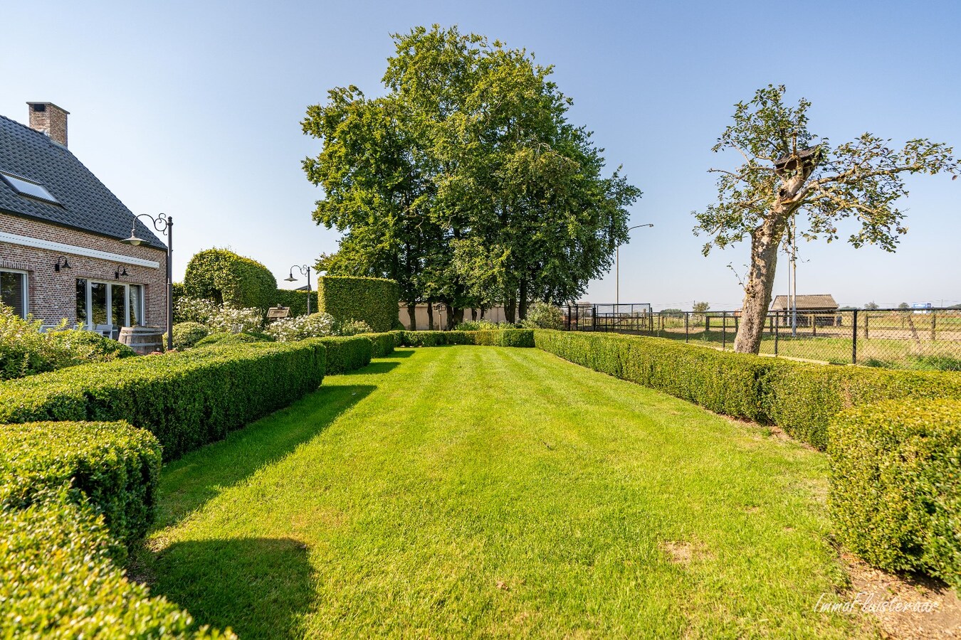 Hoogwaardig afgewerkte villa met stalgebouw en aanpalende weides op ca. 1,7 ha  te Herenthout 