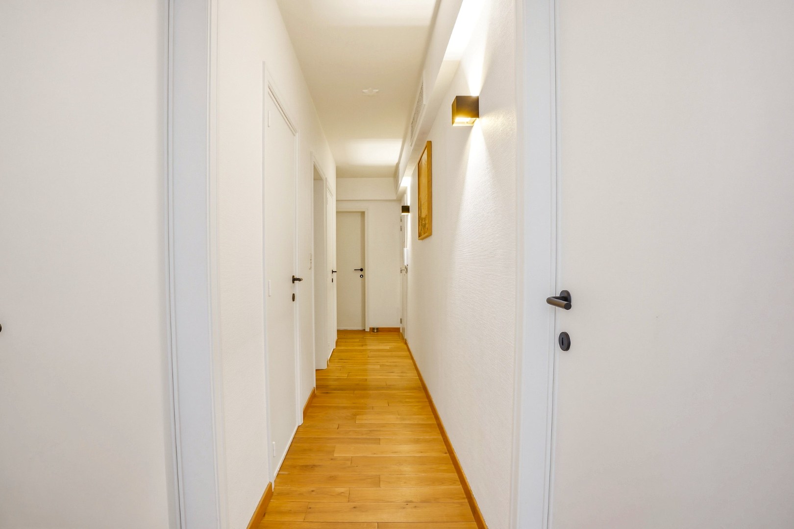 Instapklaar en lichtrijk 3-slaapkamerappartement (109 m²) met terras en privé-parkeerplaats te Oostduinkerke. 