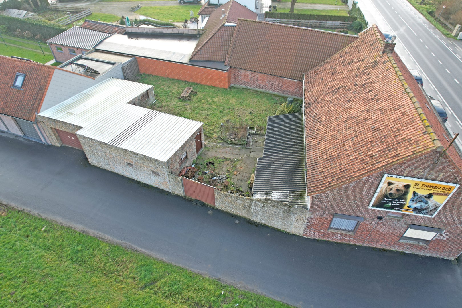 Gezellige woning te koop in Hoogstade met zongerichte tuin en zijtoegang. 