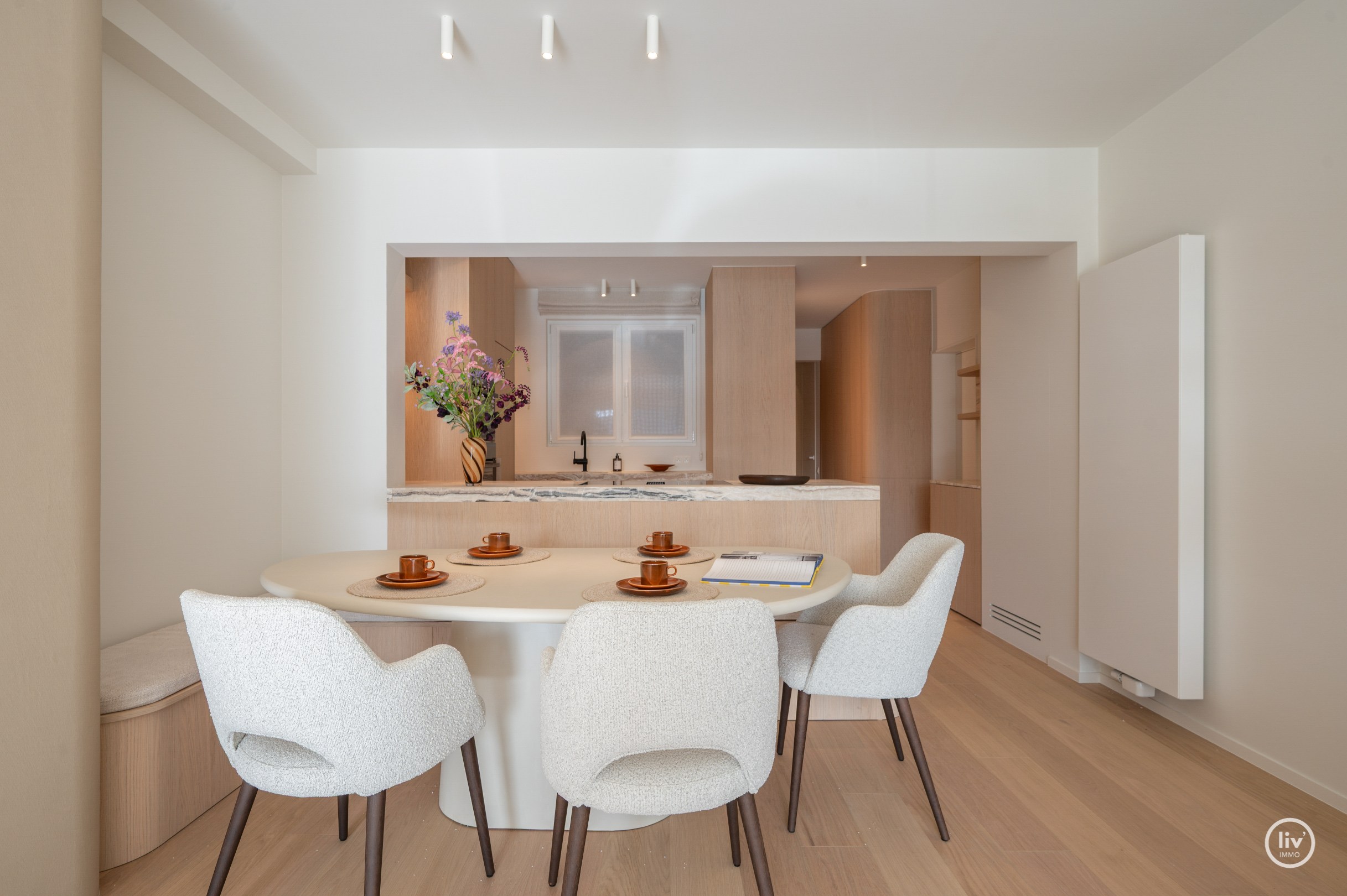 Prachtig gerenoveerd 3 slaapkamerappartement met open zichten gelegen op de Jozef Nellenslaan te Knokke. 