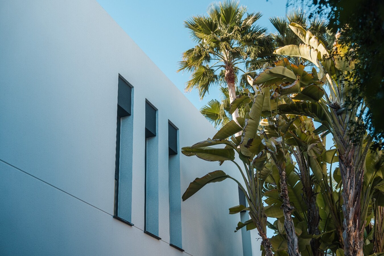 Deze uitzonderlijke villa biedt een unieke combinatie van luxe, volledige privacy en een prachtige zuidoriëntatie in het gegeerde Solpark. 