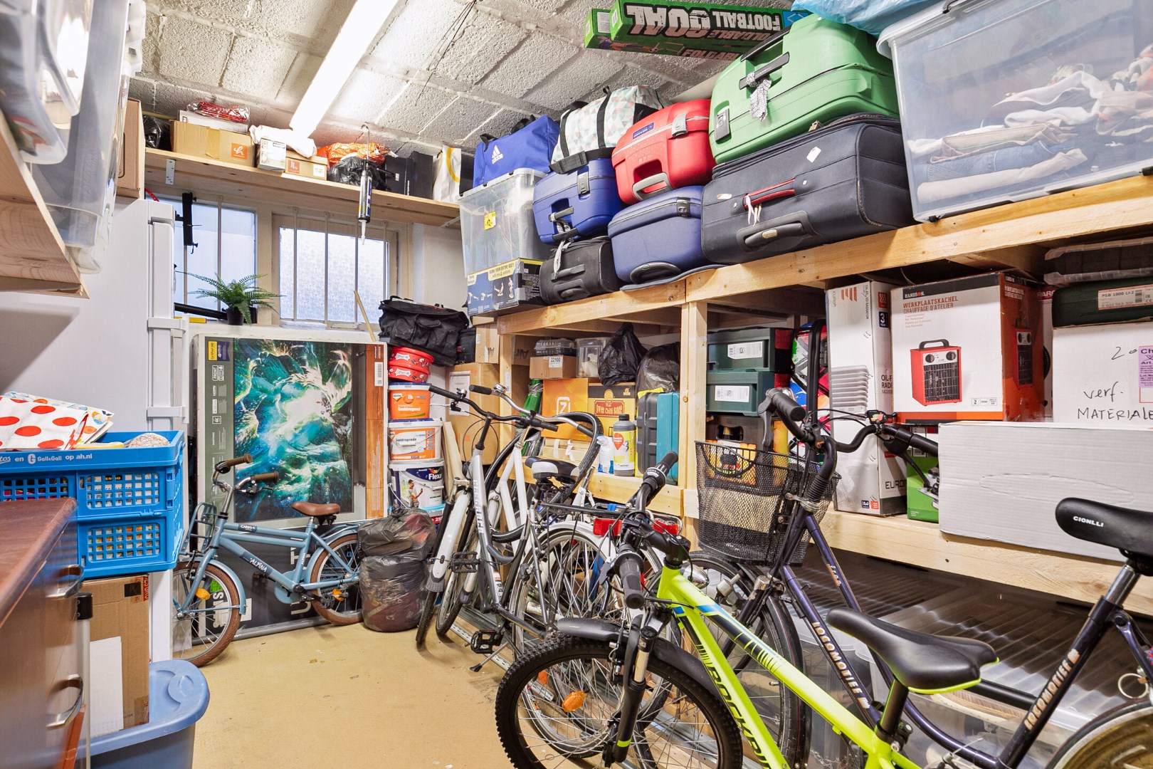 Instapklaar 3 kamer appartement op de 1e verdieping met keurige keuken en badkamer, balkon op het zuidoosten, berging in de onderbouw en gelegen op eigen grond. 