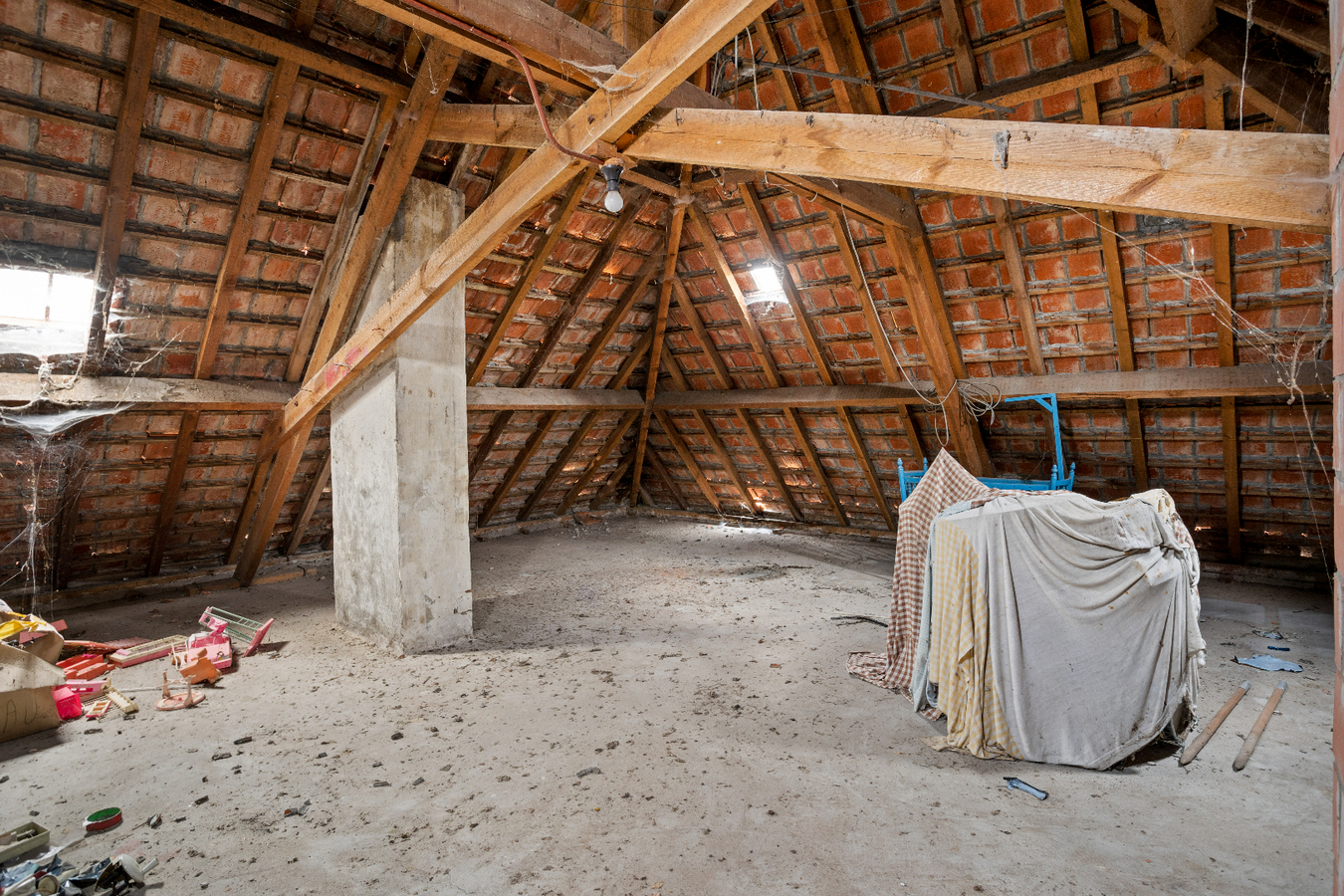 Alleenstaande woning met loods in Jonkershove. 