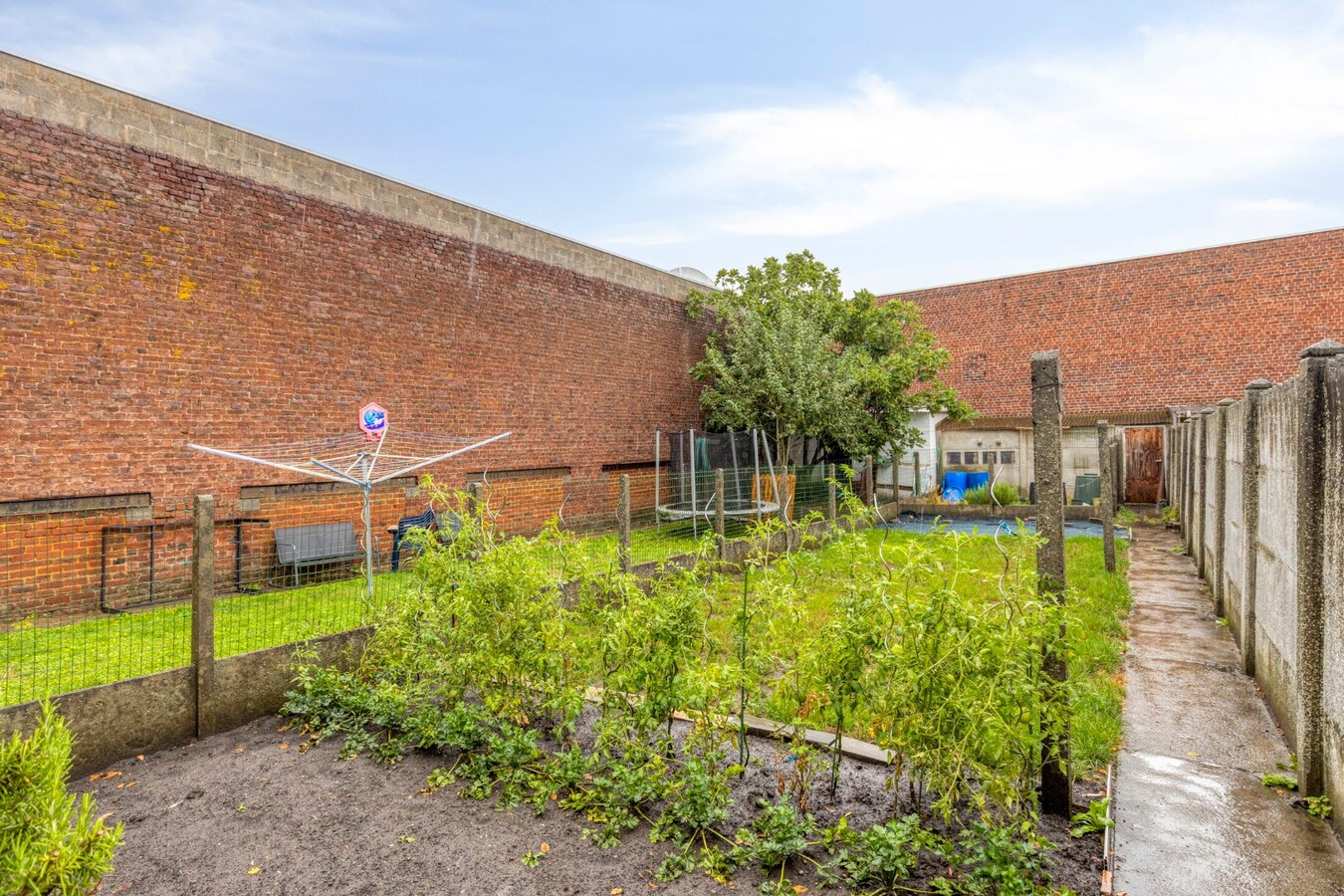 Centraal gelegen woning met stadstuin en veel potentieel in Ronse 