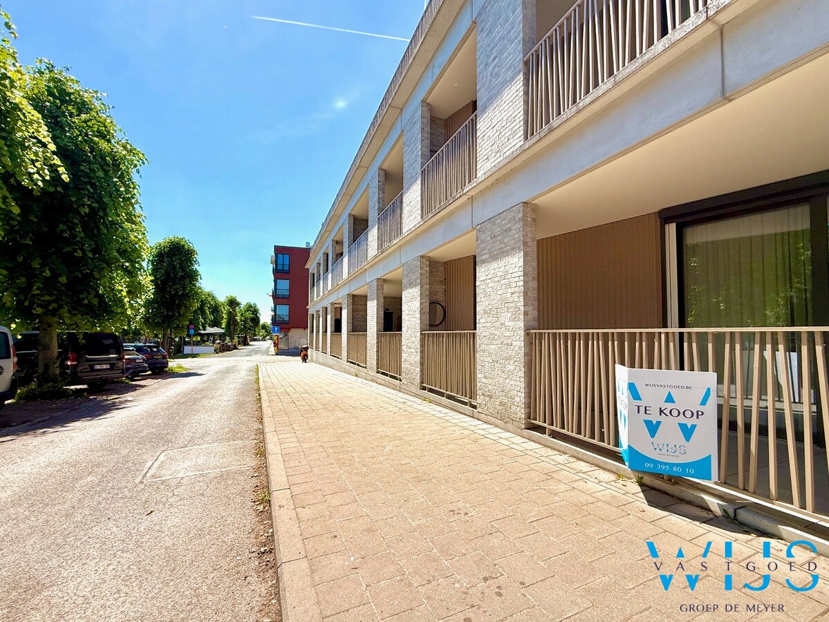 Serviceflat met parkeerplaats in hartje Ertvelde ! 