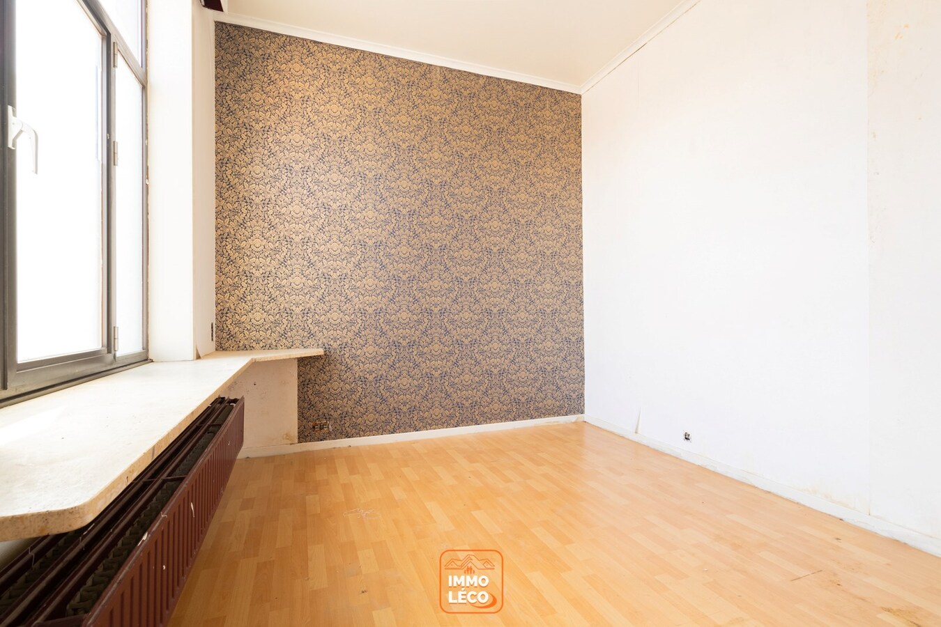 Commerce avec habitation dans un secteur HYPER fréquenté "Les Baraques" ! Idéal invest ! 