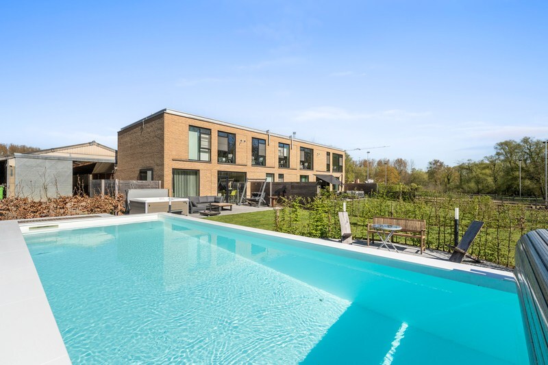 Moderne villa met hippisch complex op 15.856m² 