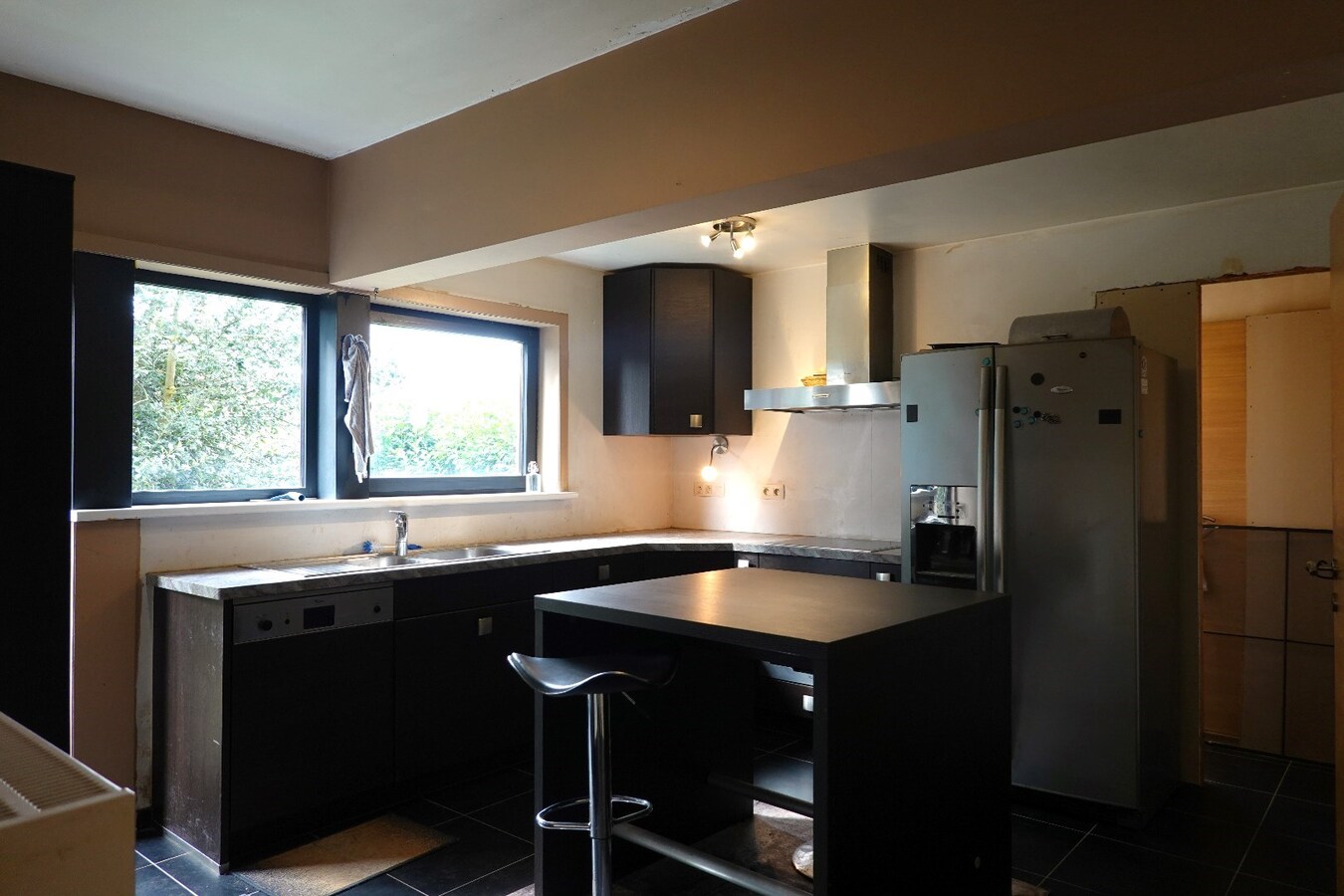 Ruime gerenoveerde alleenstaande woning met tuin, garage en 3 slaapkamers in Zerkegem 