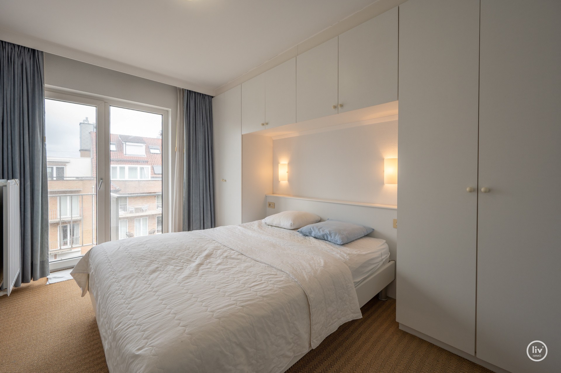 Aangenaam ruim 2 slaapkamerappartement met garage in het gebouw te Lippenslaan gelegen. 