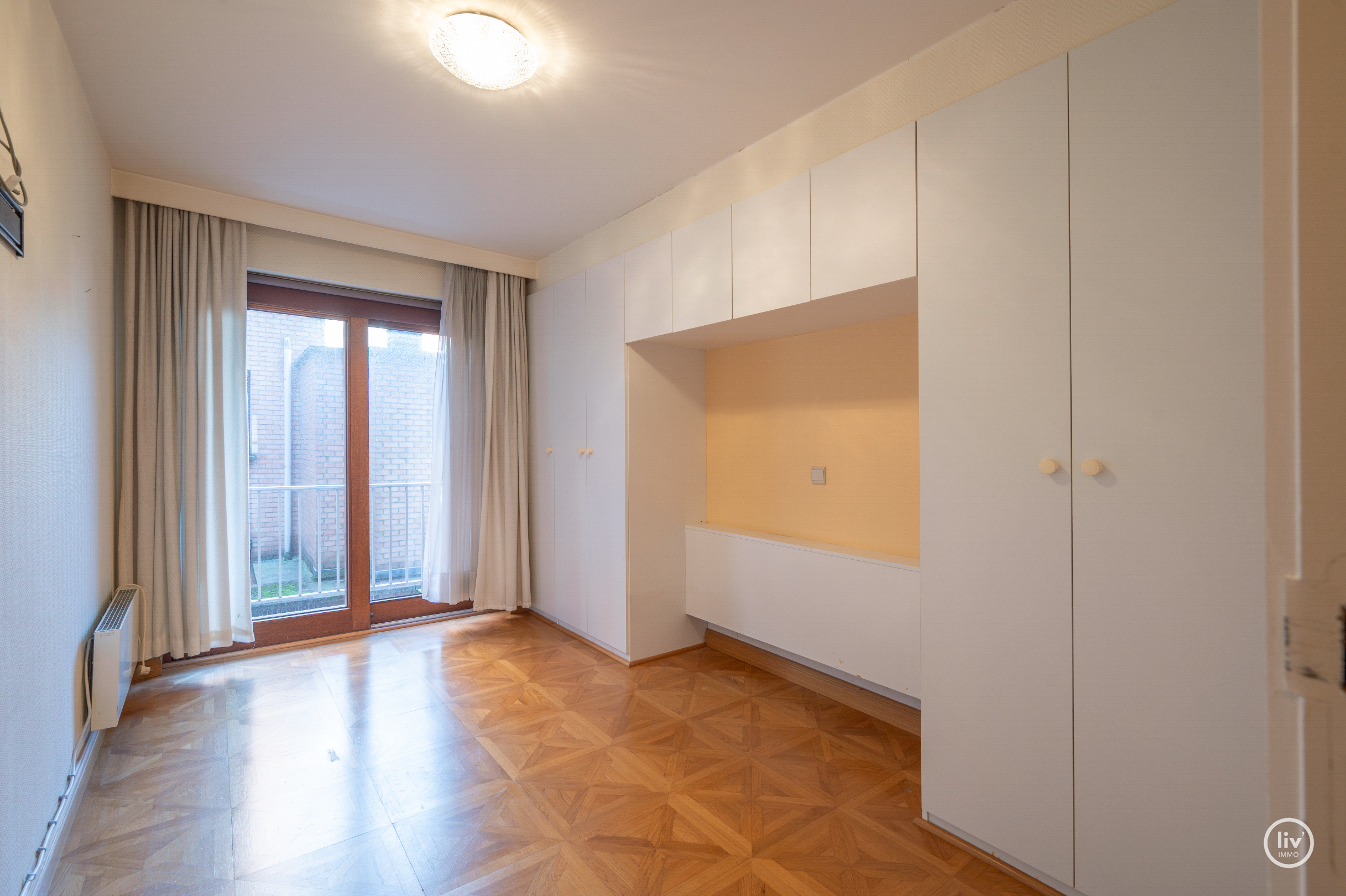 Ruim op te frissen appartement, gelegen op wandelafstand van de zee dichtbij de Lippenslaan. 