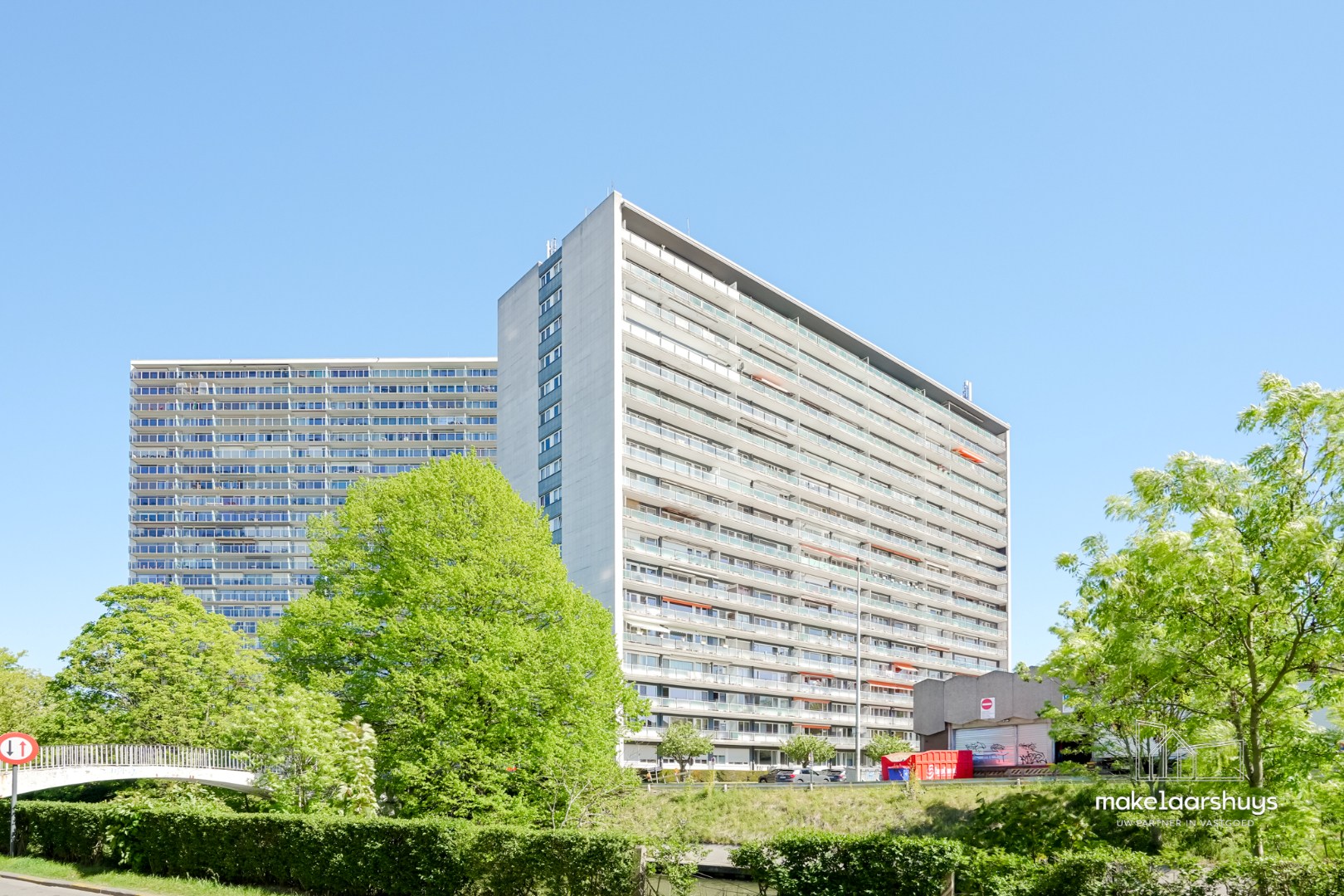 Aangename studio met slaaphoek en terras nabij de Coupure 