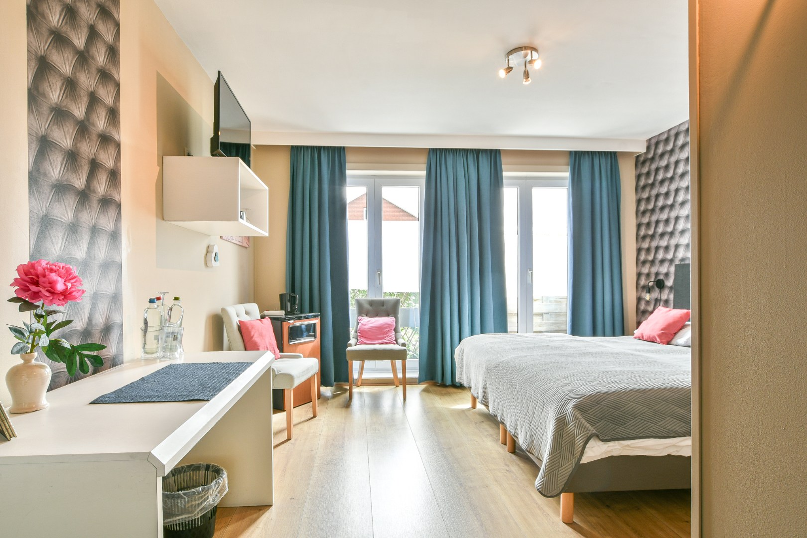 Unieke investeringskans: karaktervol hotel met 18 kamers &amp; woonmogelijkheden te koop! 