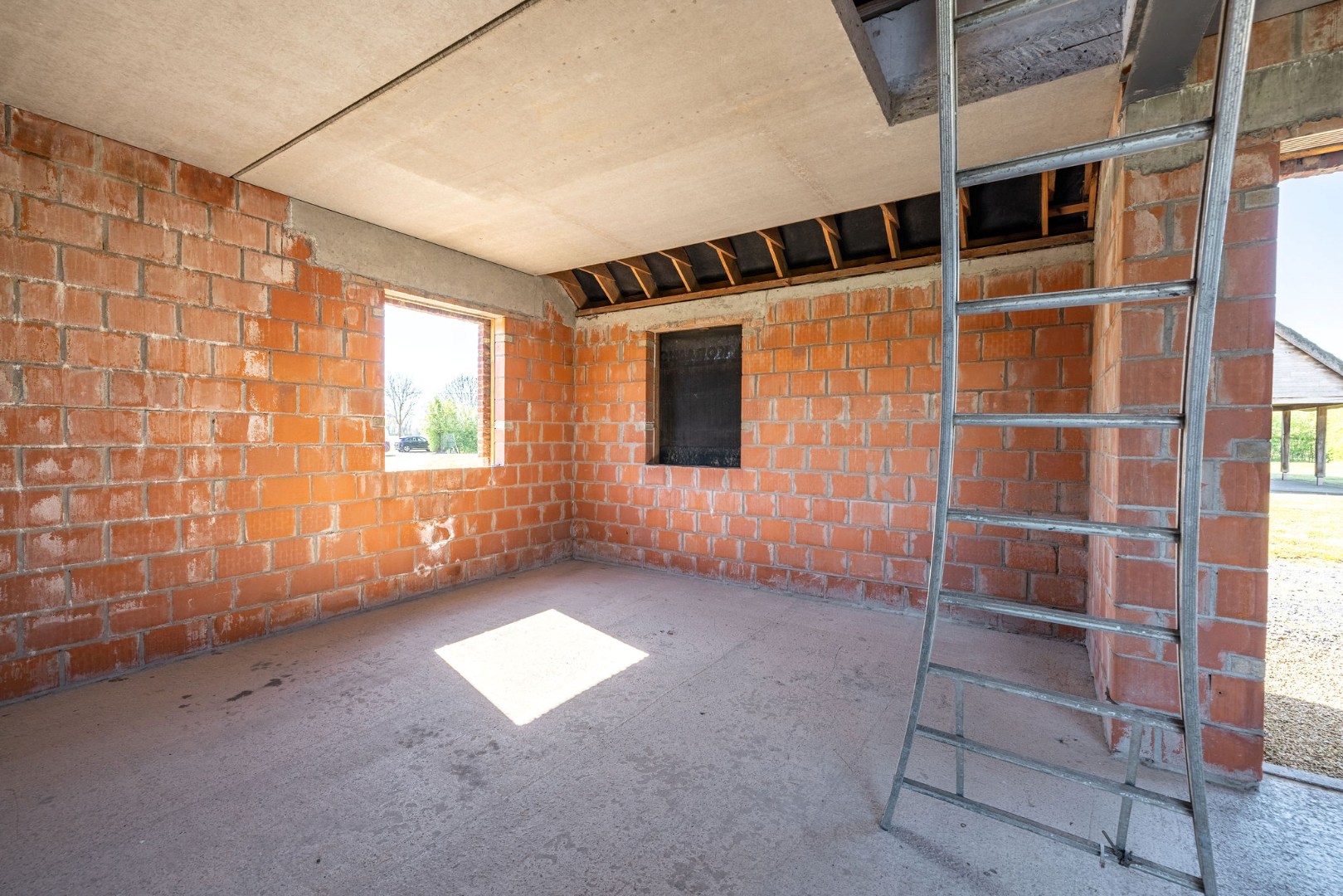 Landelijk gelegen ruwbouwhoeve met bijgebouwen op uitzonderlijk perceel van ca. 9.331 m² 
