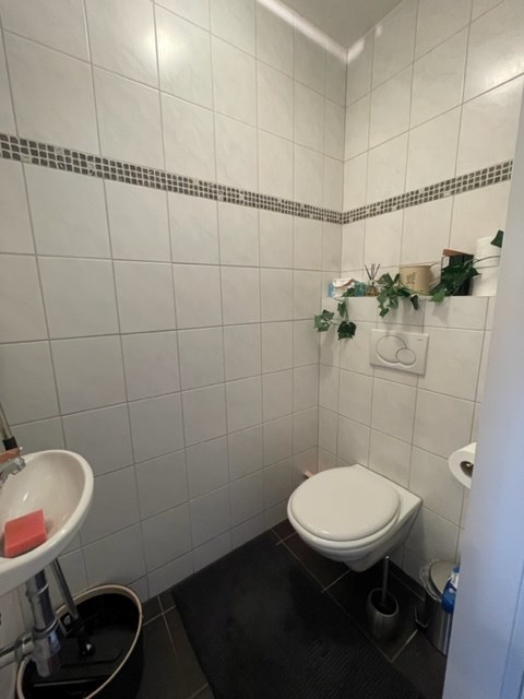 Sfeervol appartement met 2 slaapkamers, ruim terras en private autostaanplaats. 