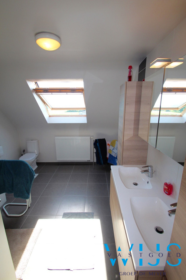 Zeer ruim instapklaar 4 slaapkamerappartement met garage en staanplaats te ERTVELDE 