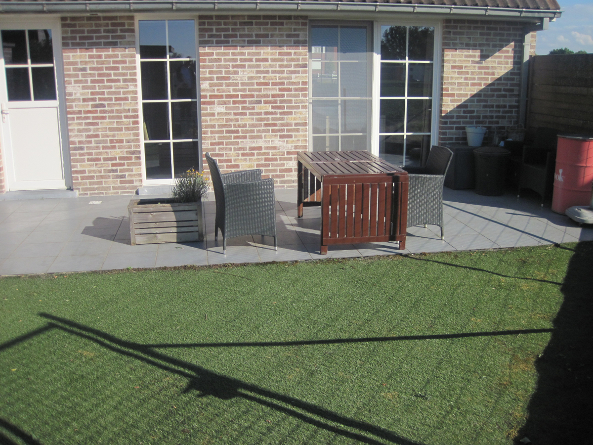 Degelijke woning met terras, tuintje én inpandige garage. 