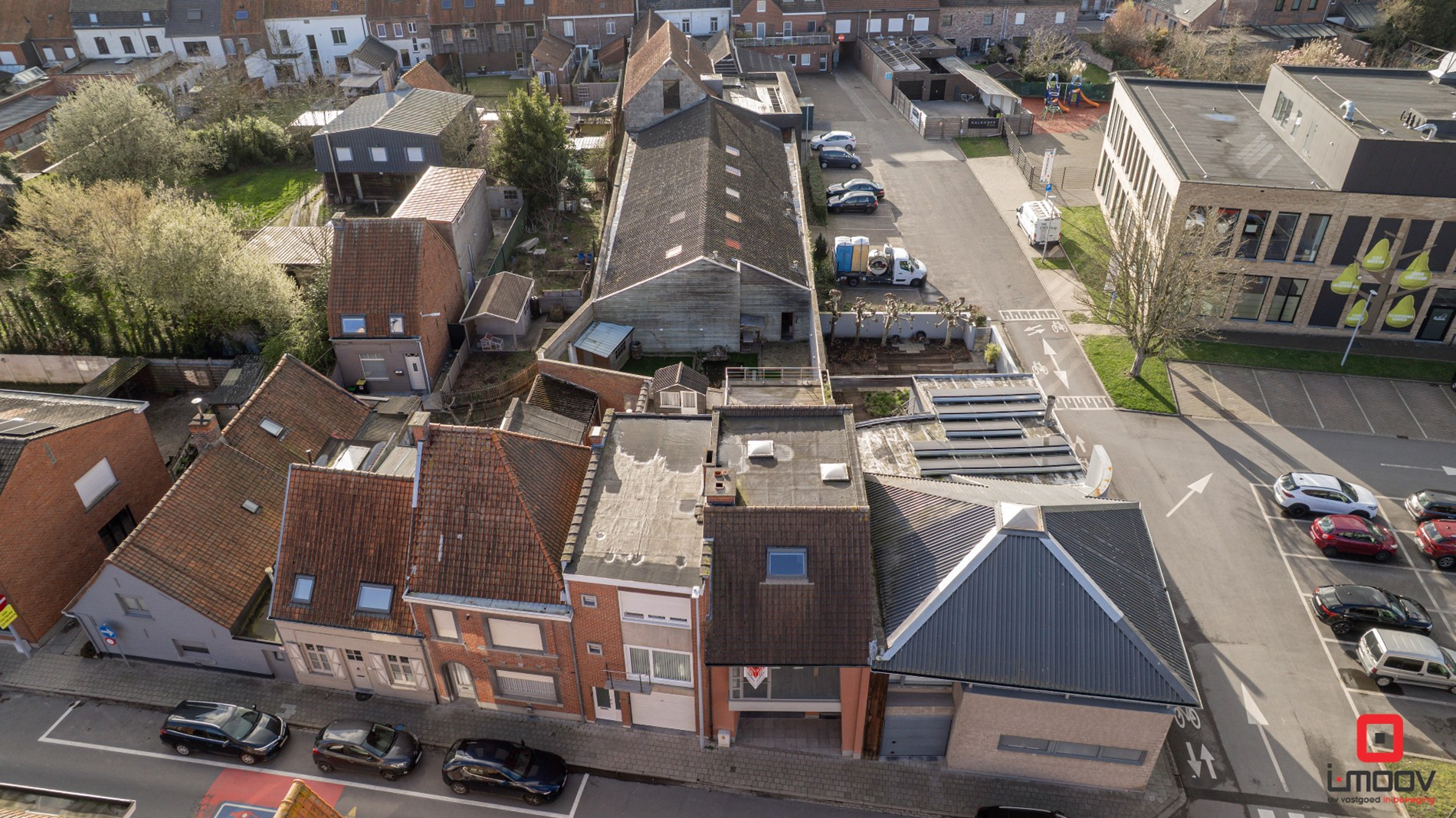 Bel-etagewoning met tuin, loods (450 m²) en tal van mogelijkheden 