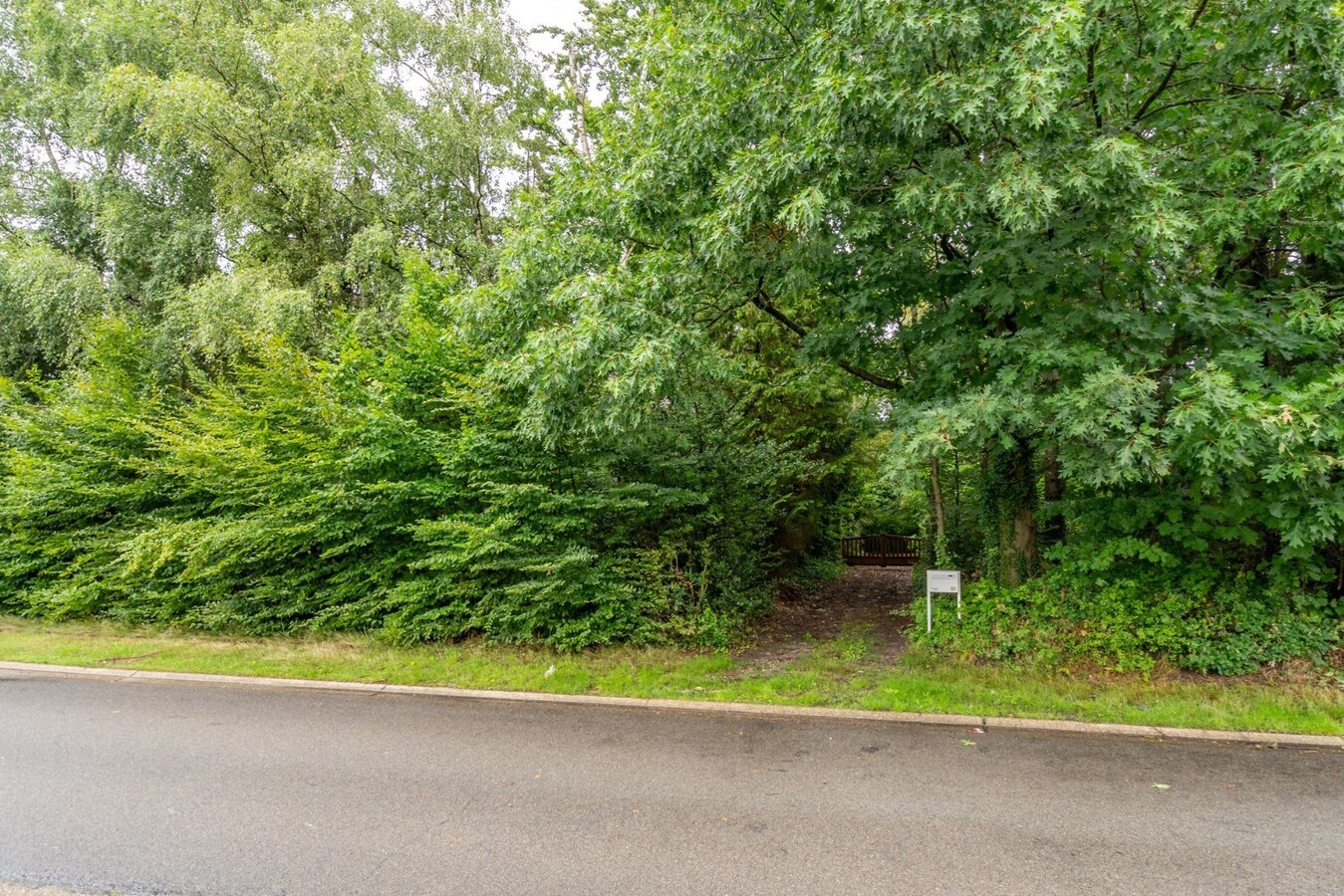 Woning op zeer rustig gelegen en ruim perceel. 