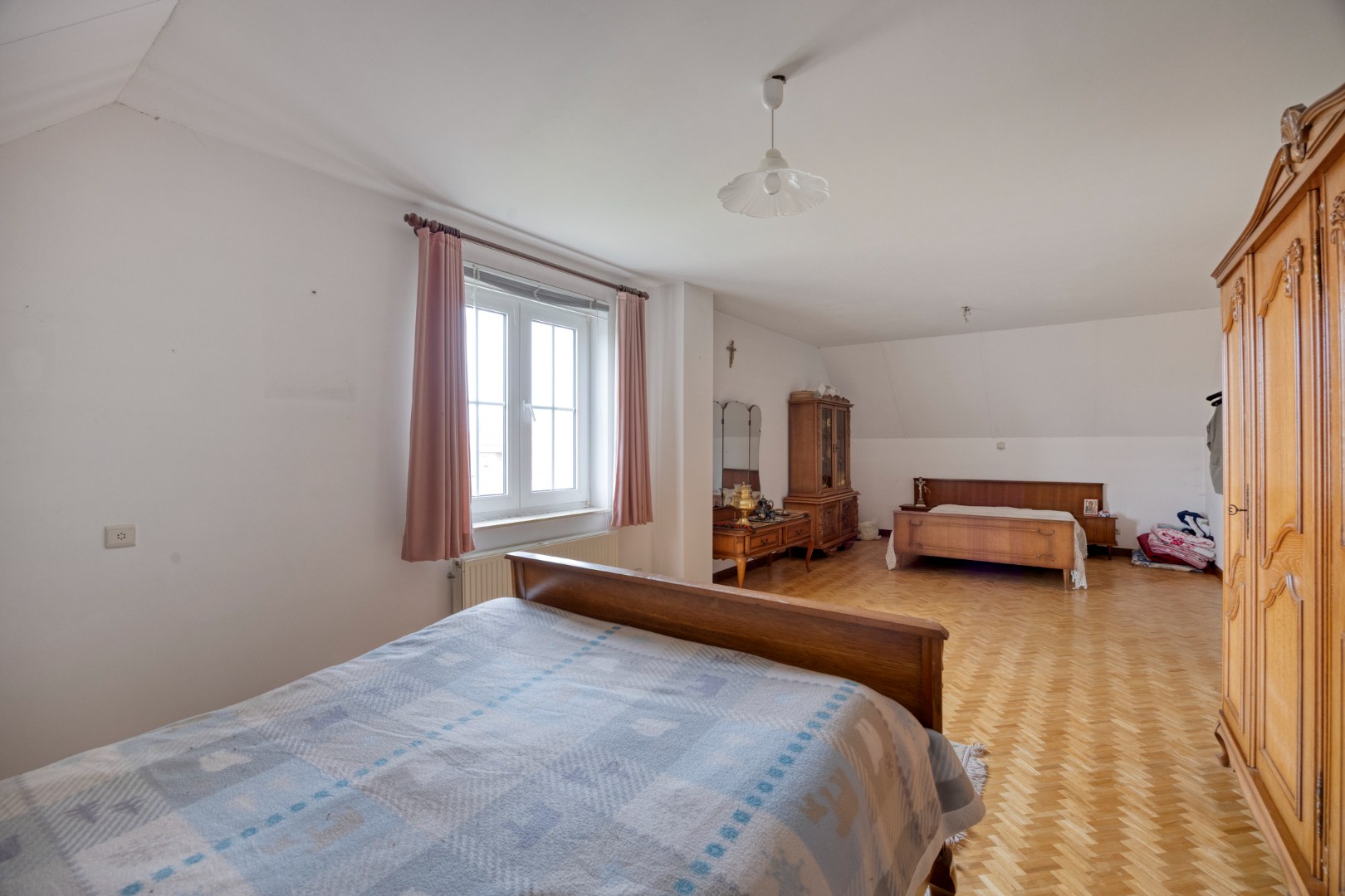 Ruime slaapkamer1
