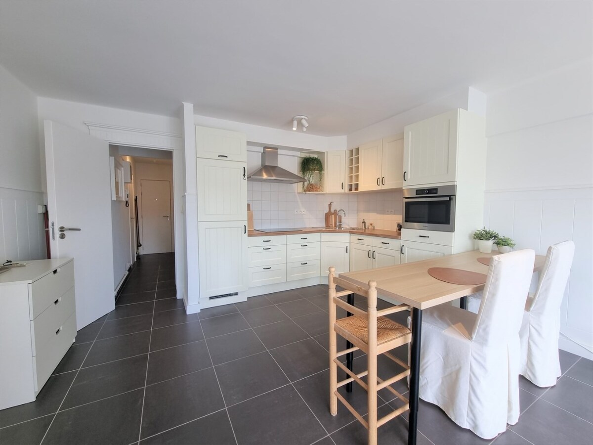 Zonnig, vernieuwd appartement nabij het strand - Heist 