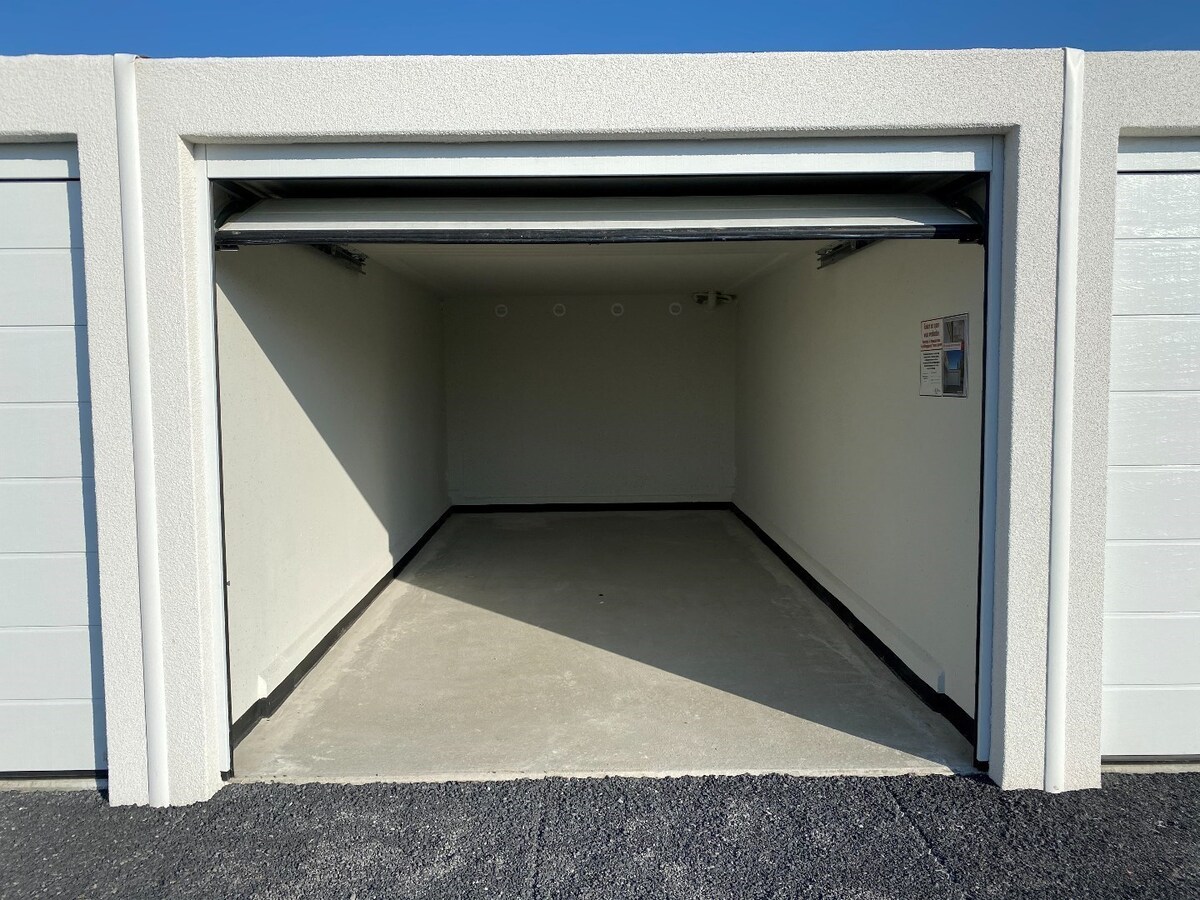 Ruime garages met sectionaalpoorten te huur 