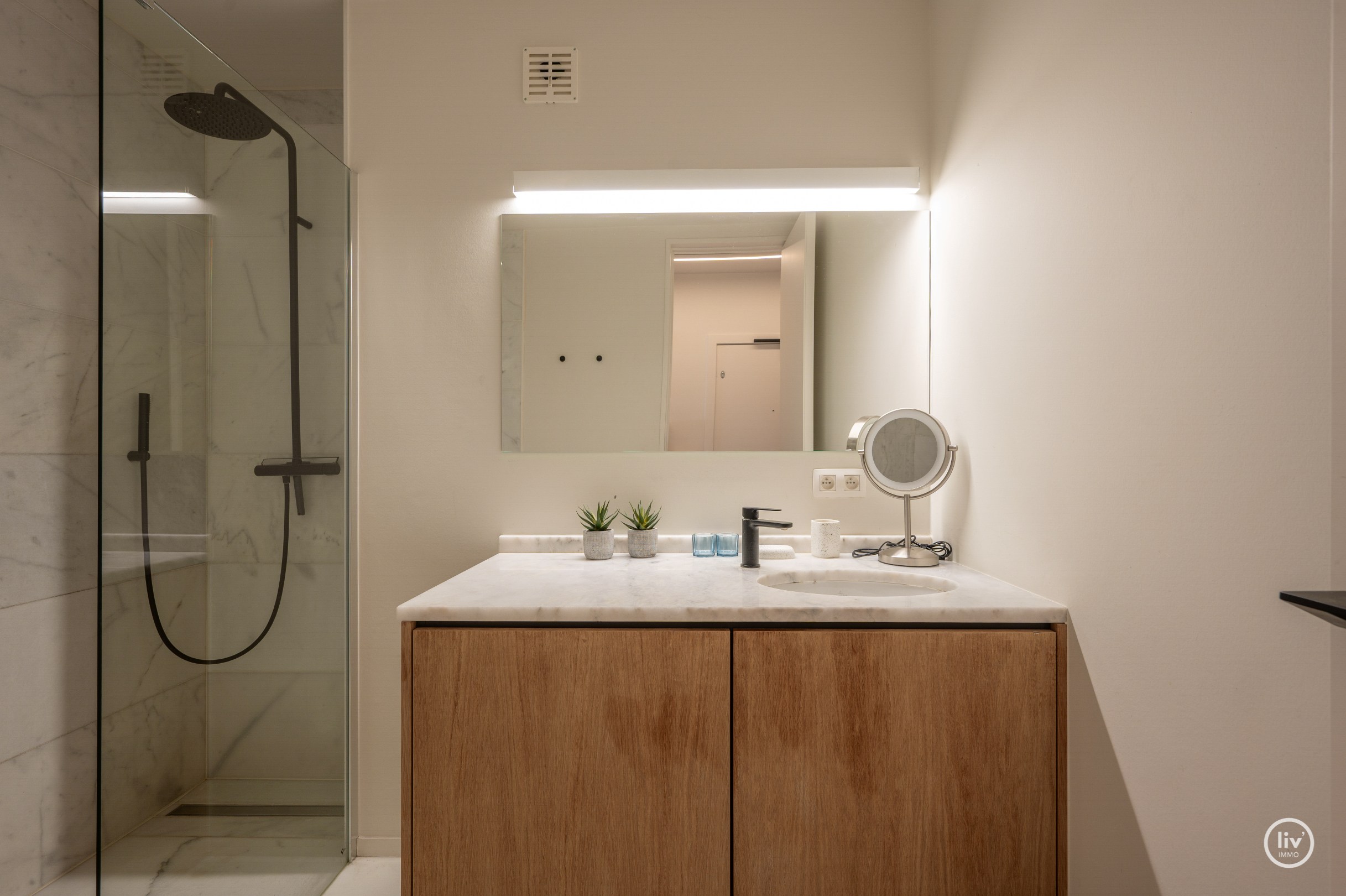 Appartement élégamment rénové avec deux chambres et deux terrasses, situé au centre de Knokke. 