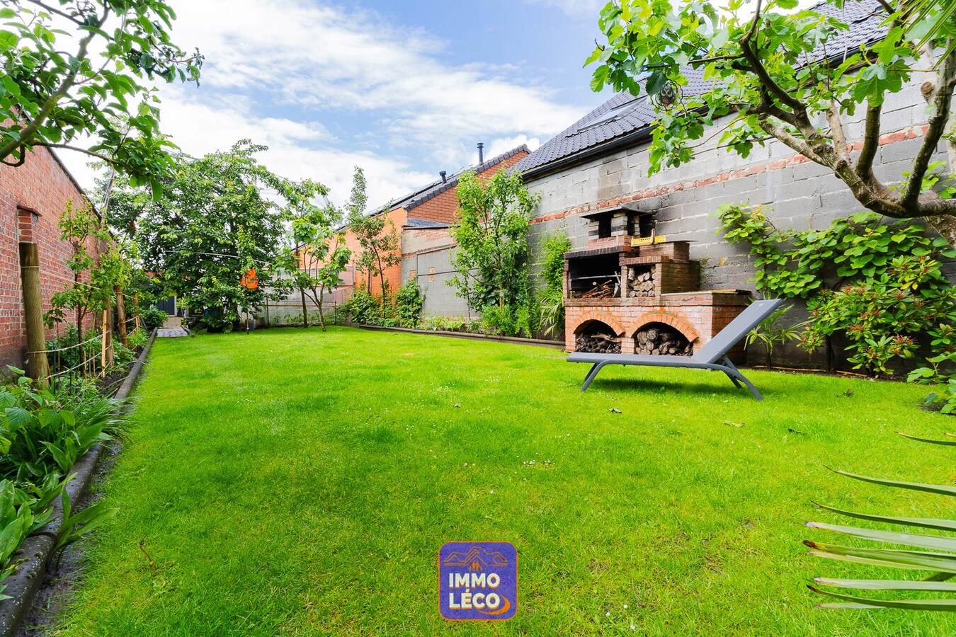 Double maison offrant de beaux volumes avec jardin, RARE à la VENTE ! 
