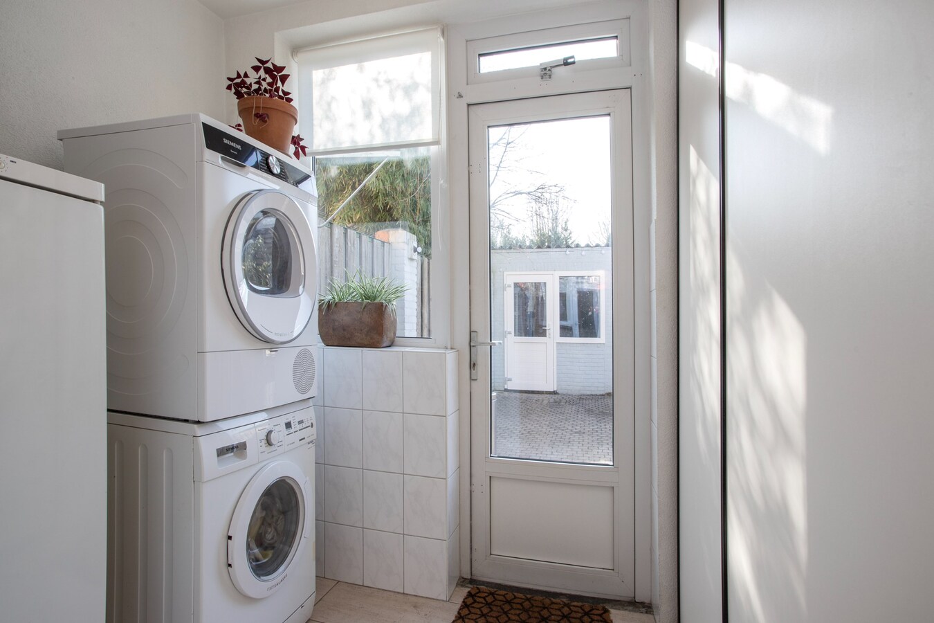 Uitgebouwde middenwoning met grote berging (28 m2) gelegen in een gewilde woonwijk in Bladel. 