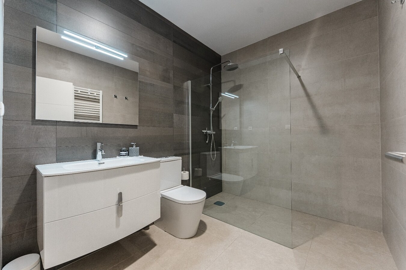 Deze uitzonderlijke villa biedt een unieke combinatie van luxe, volledige privacy en een prachtige zuidoriëntatie in het gegeerde Solpark. 