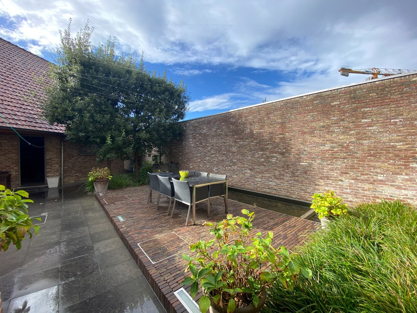 Multifunctioneel handelspand met luxueuze woonst op centrumligging in Sint-Eloois-Vijve! 