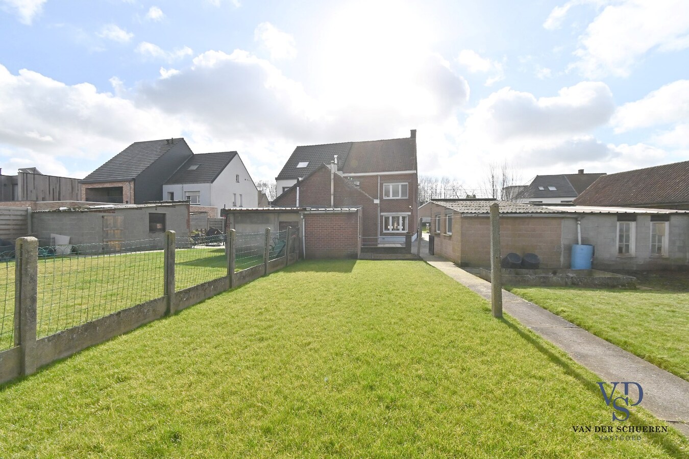 Half Open gezinswoning met potentieel 