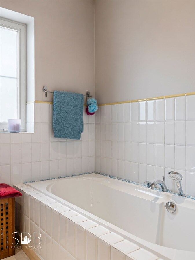 Hedendaagse gezinswoning met aanpalende graslanden en stallen op 5.030m² 