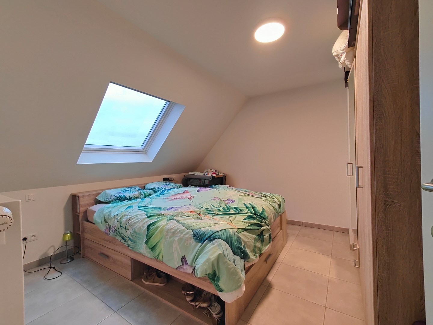 Volledig afgewerkte duplex met 2 slaapkamers en een private autostaanplaats 