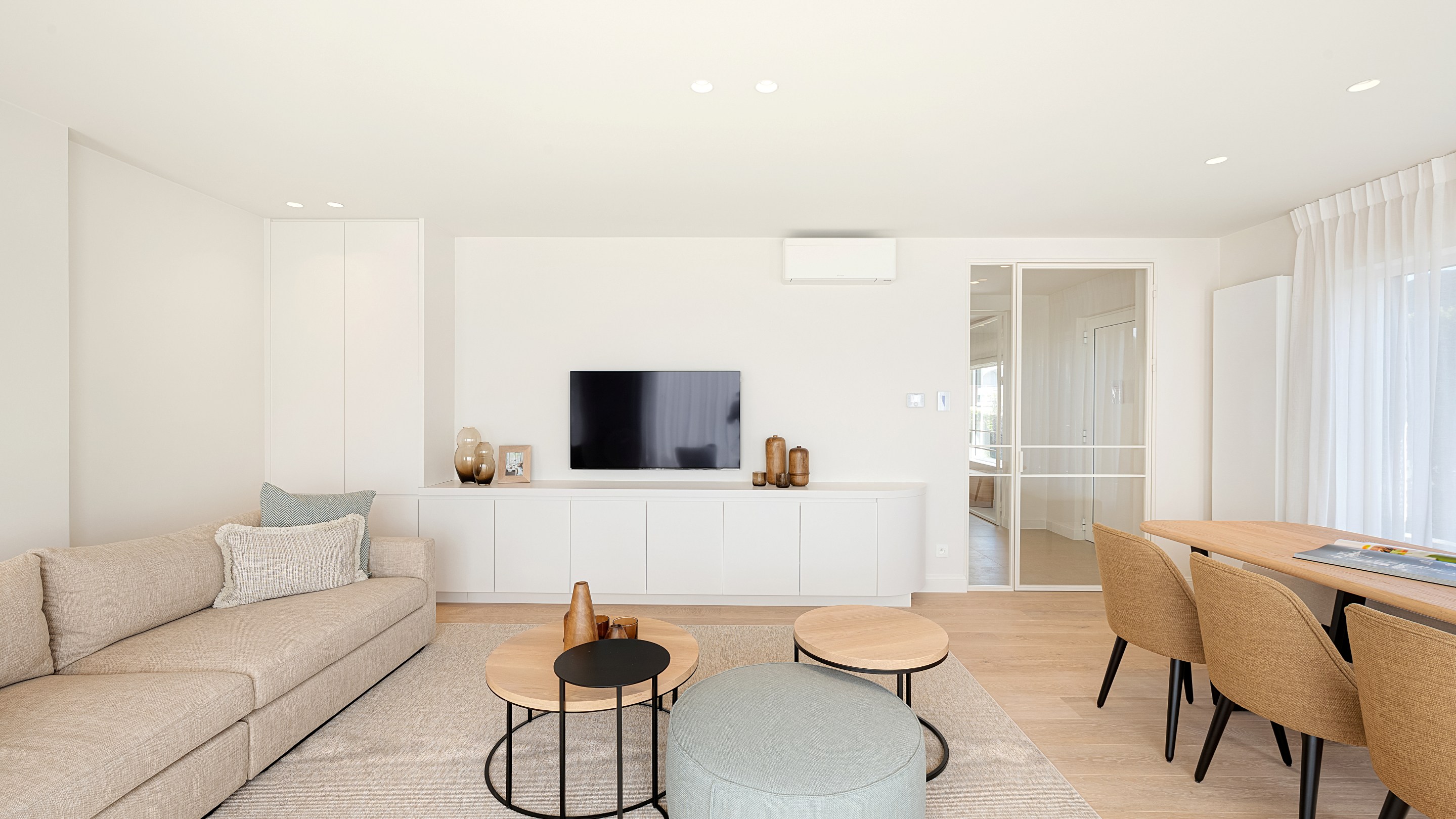 Op een uitmuntende locatie in Duinbergen, op wandelafstand van het strand en de duinen, bevindt zich deze prachtig en hoogwaardig gerenoveerde koppelvilla. 