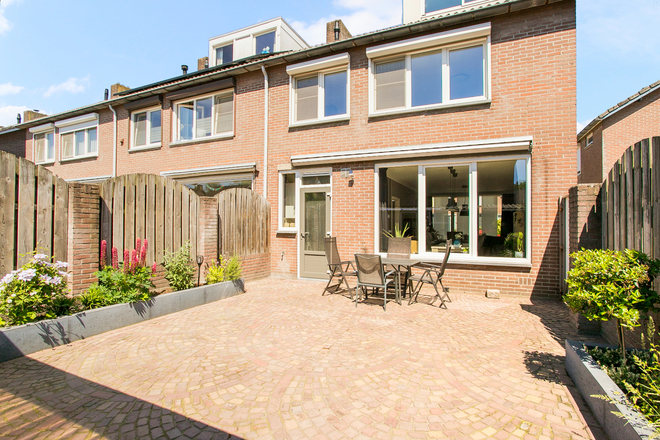 Instapklare eindwoning met 3 slaapkamers en grote zolderverdieping, berging en zonnige achtertuin. 