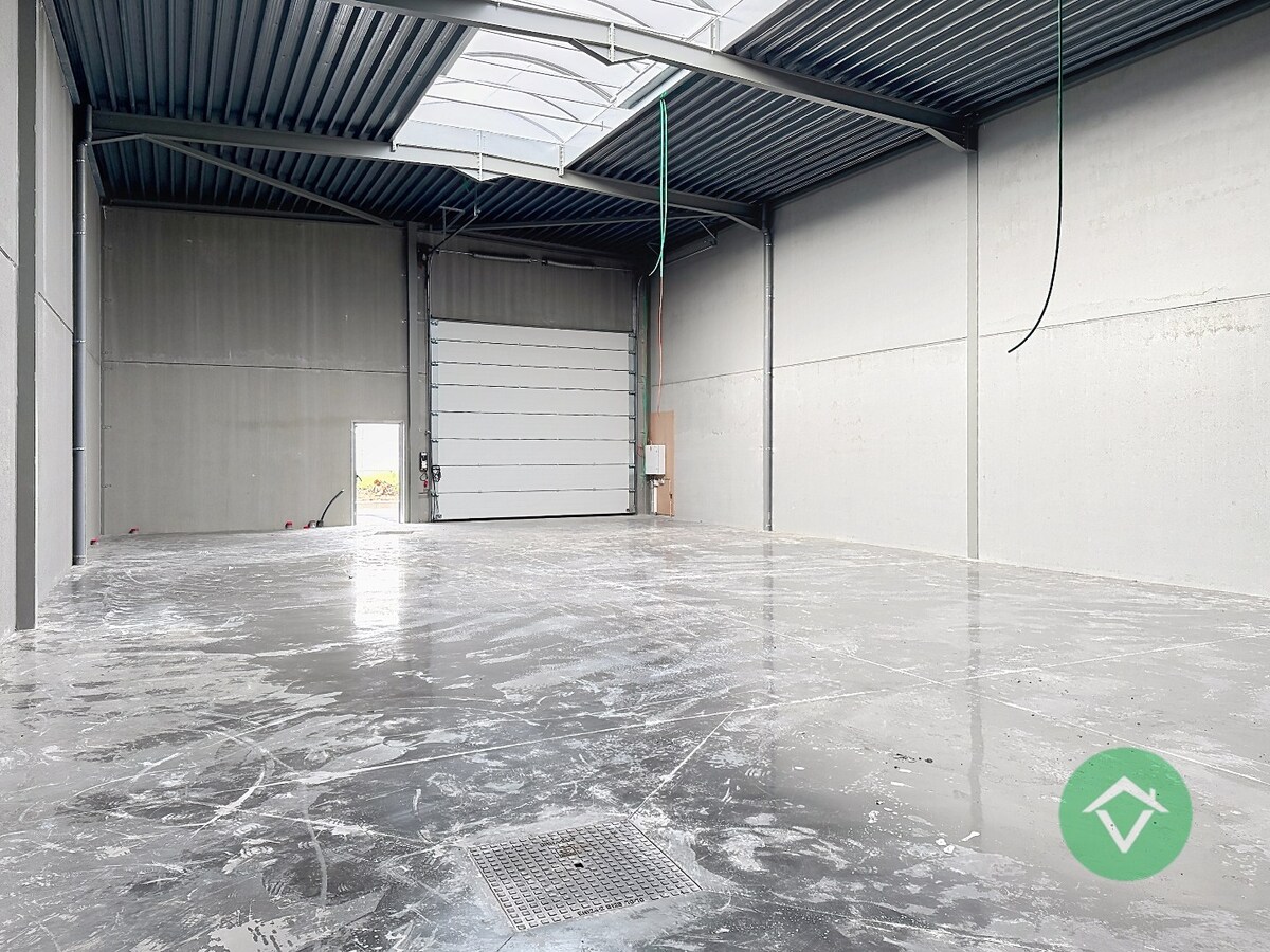 Nieuwbouw loods KMO-UNIT te koop – 256 m² met 1 parkeerplaats inbegrepen op de industriezone te Aartrijke 