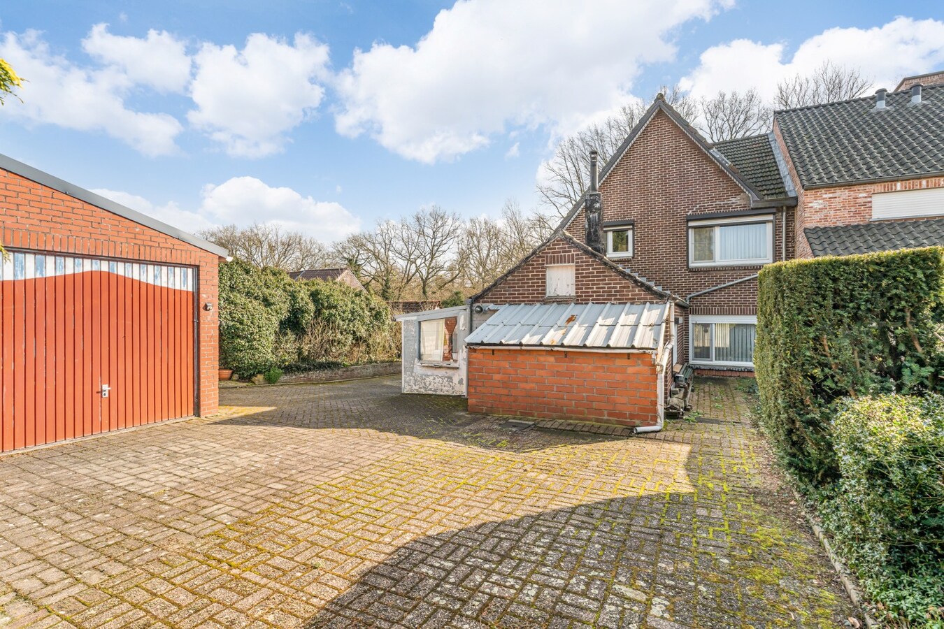 Halfvrijstaande gezinswoning met veel mogelijkheden op een perceel van 8are! 