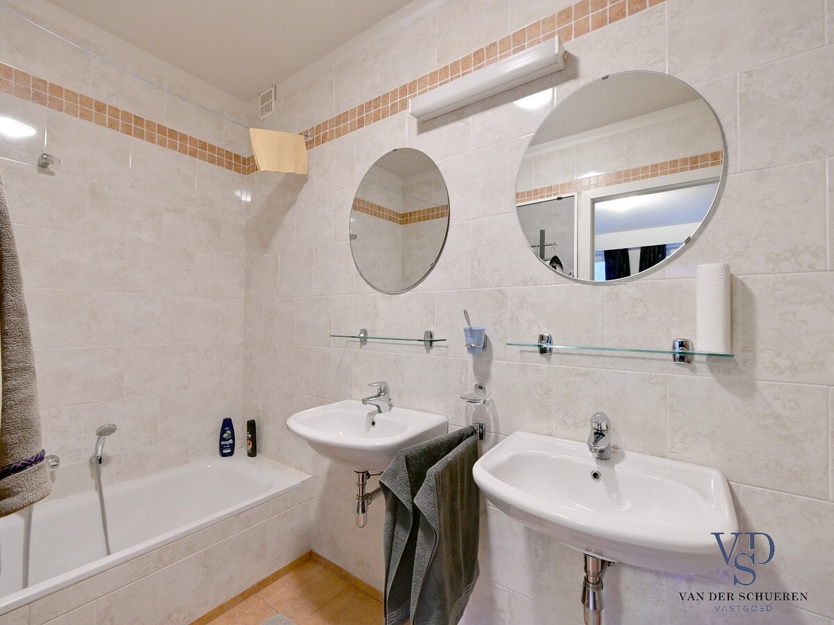 Tijdloos, ruim 1-slpk-appartement mét garage te centrum Gavere 