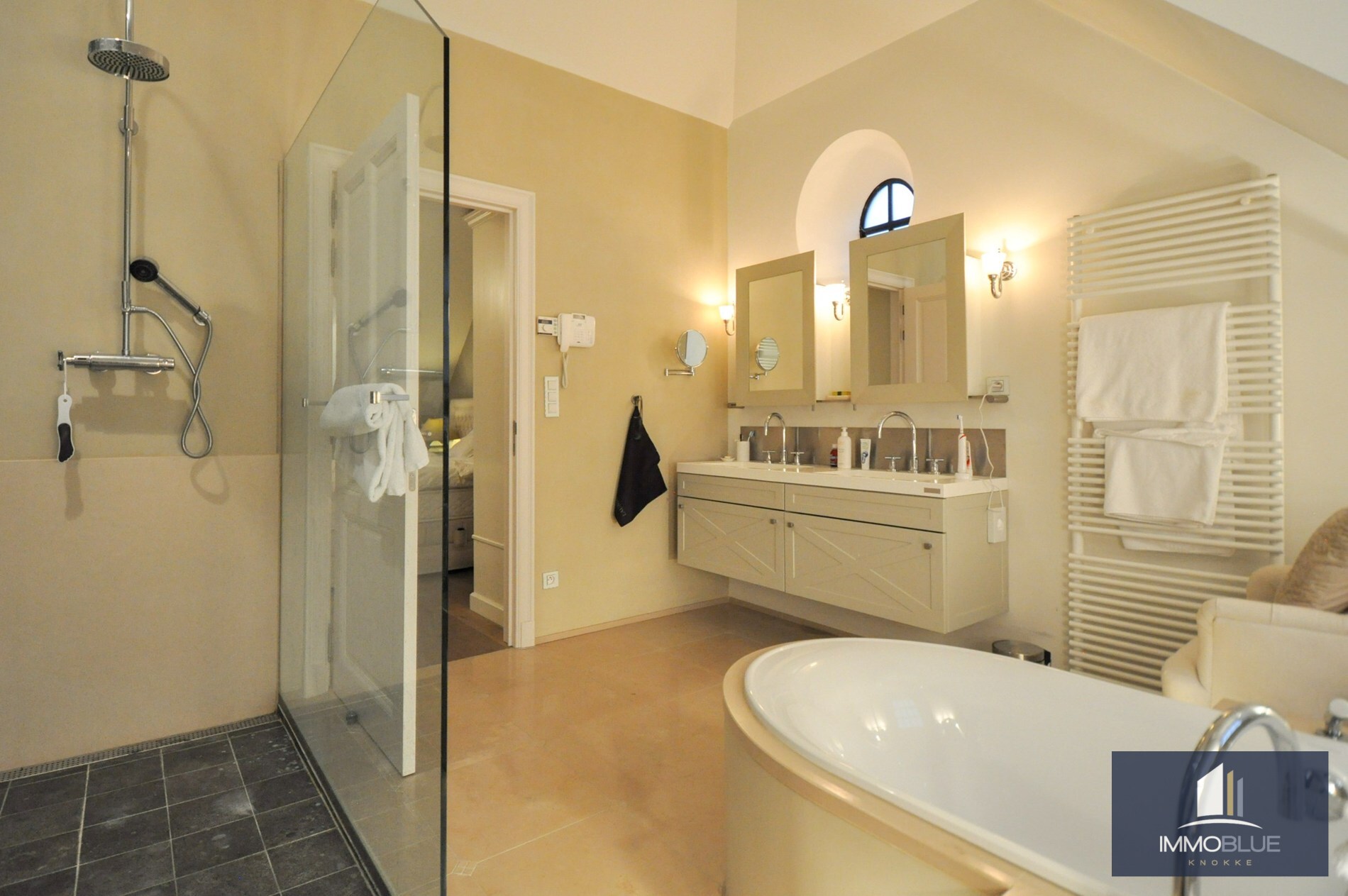 Une villa de charme située dans un quartier résidentiel calme. 